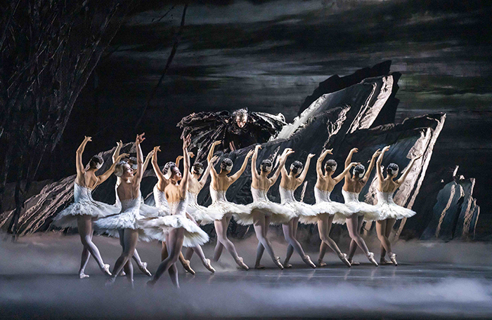 Swan Lake ©2022 ROH. Photographed by Tristram Kenton