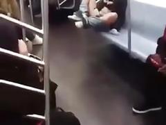 Siyah nyc fahişe parmağının kendisi metro treninde