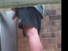 Piss Trough Spycam un paio di ragazzi alle abbeveratoi