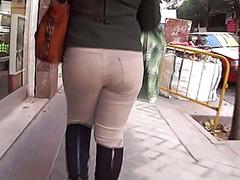 A seguito di pantaloni beige stretti in un bel pantalone