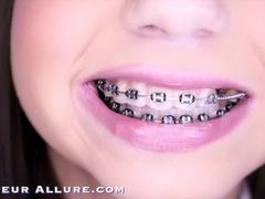 Tiny Teen Daughter Sister Schoolgirl w / Braces suger kuk och blir knuffad