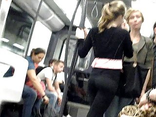 Bel culo da teen in metropolitana francese