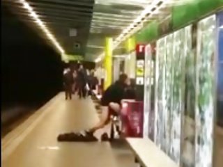 Pareja follando en el metro de Barcelona 2016/04/25