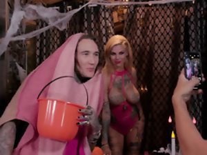 Bonnie Rotten loves getting banged on Halloween night