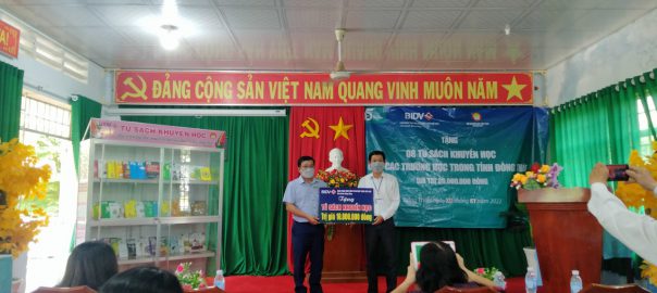 Ông Trần Khắc Nghi – Đại diện ngân hàng Đầu tư và Phát triển Việt Nam BIDV, chi nhánh tỉnh Đồng Tháp trao tủ sách cho đại diện nhà trường.