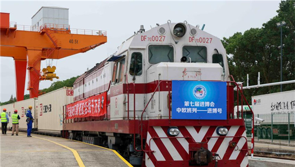 Primeiro trem de carga "Jinbo" China-Europa chega a ShanghaiO primeiro trem de carga "Jinbo" China-Europa transportando exposições para a 7ª Expo Internacional de Importação da China (CIIE) chegou à Estação Minhang em Shanghai no domingo, marcando o quarto ano consecutivo em que os produtos da exposição da CIIE foram transportados para Shanghai através do serviço de trem de carga China-Europa.