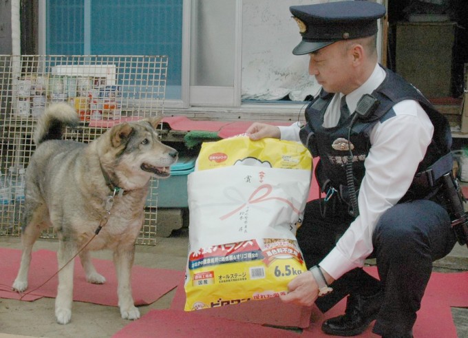 「ご主人を助けて！」　お手柄犬、警察官を誘導　倒れた飼い主救う