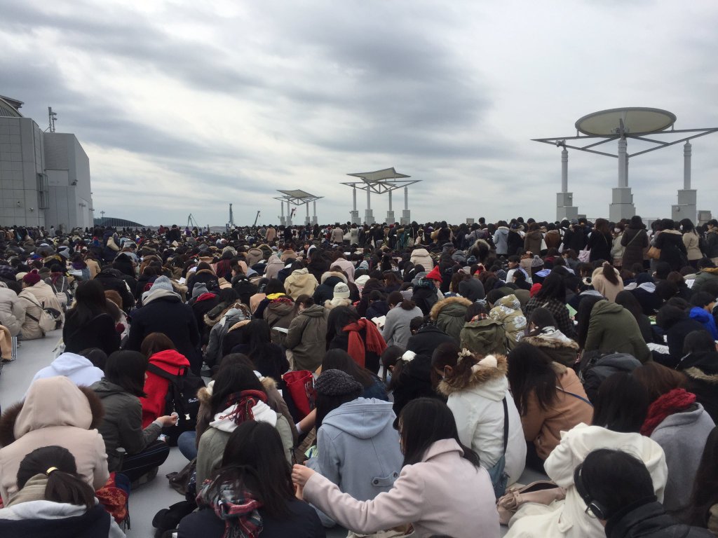 【画像】おそ松さんグッズに大行列の腐女子をご覧ください