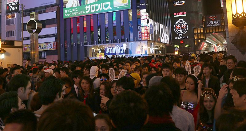 大阪のハロウィン 道頓堀川ダイブが行われる