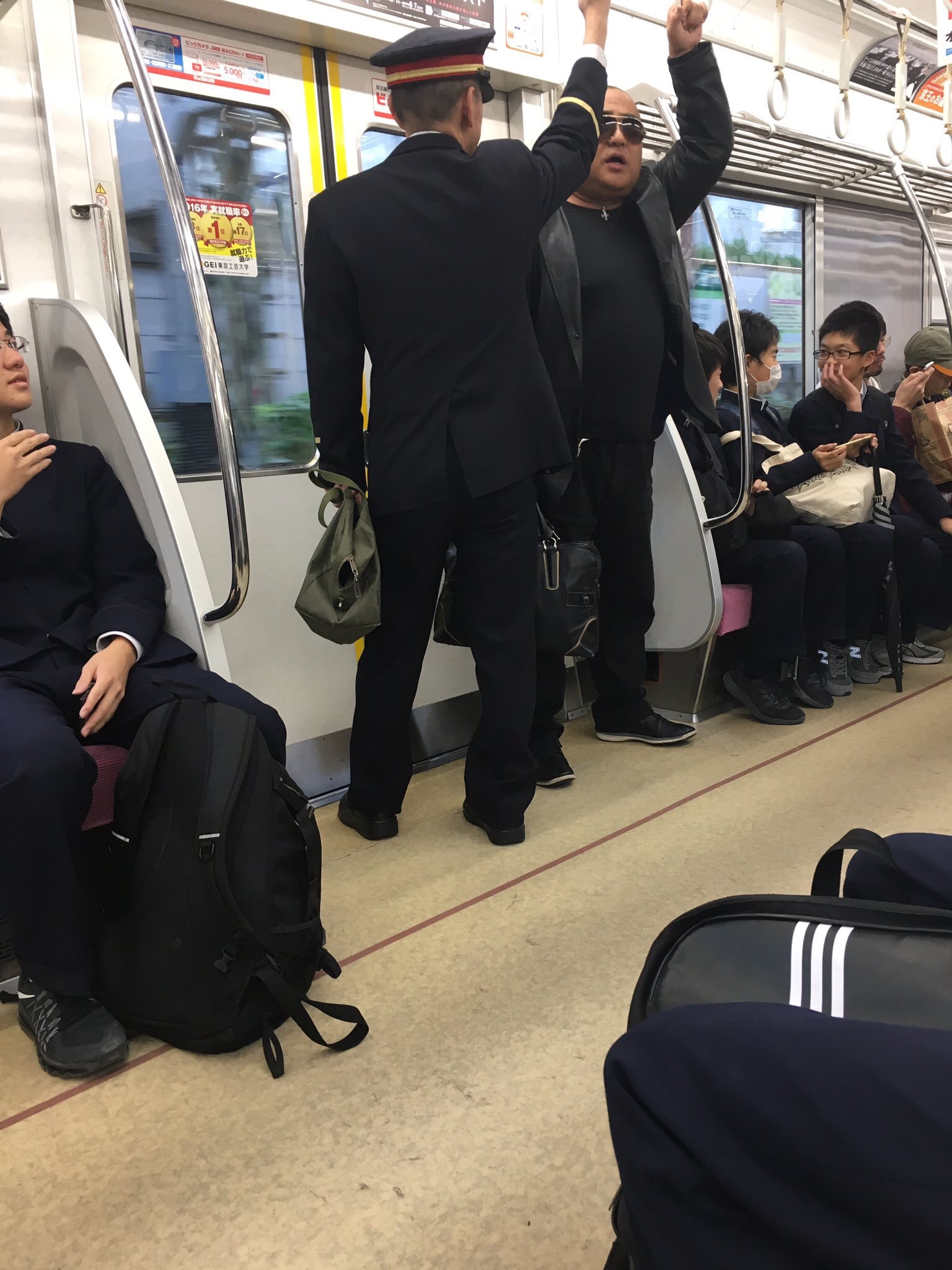 【画像】性の悦びおじさん、駅員に注意される