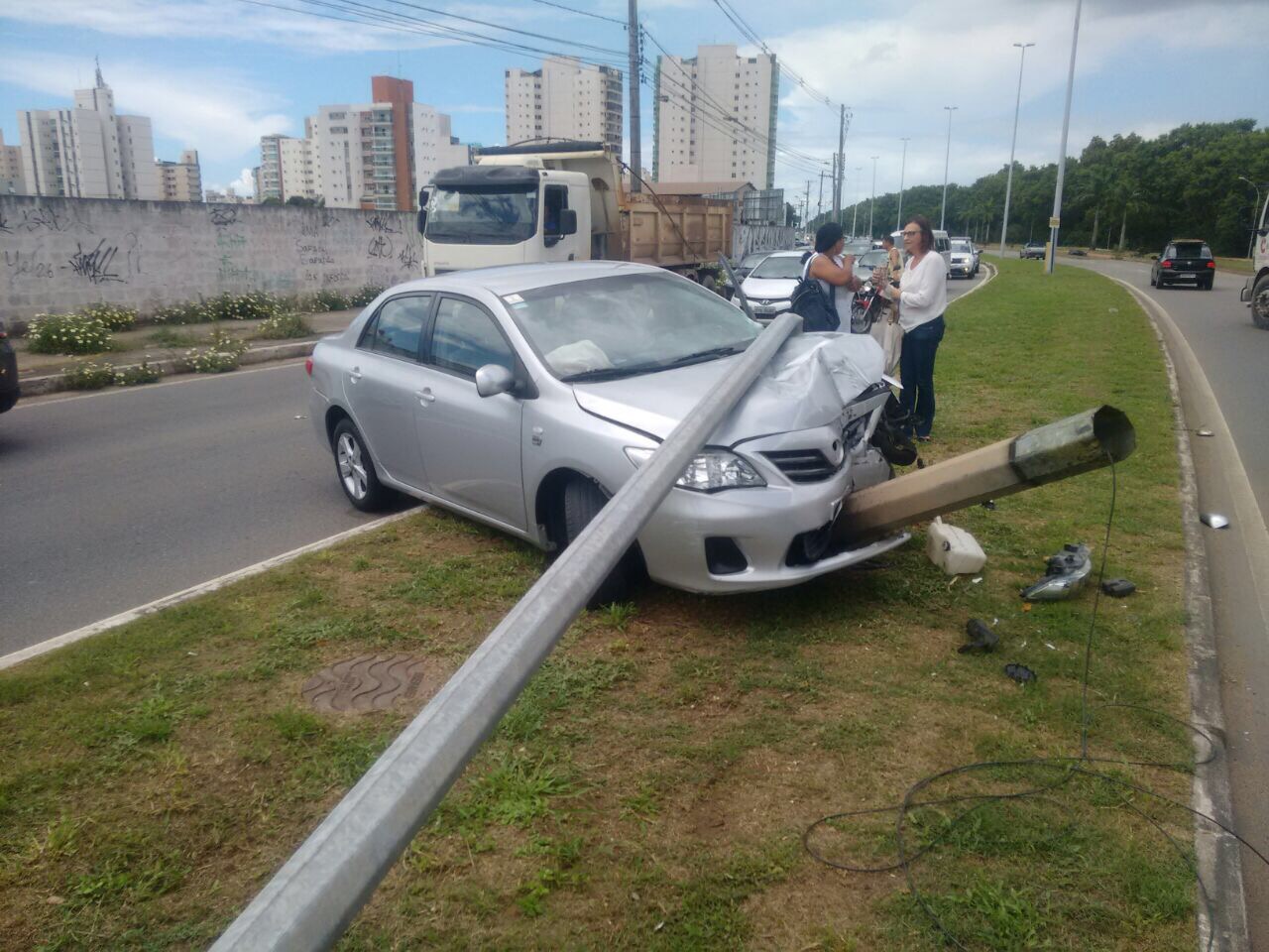 【画像】TOYOTAカローラ、咥えタバコをしながら自撮りしてしまう