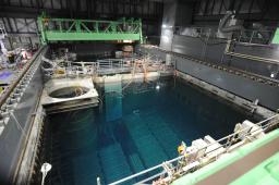 　東京電力福島第１原発４号機原子炉建屋の５階部分。使用済み核燃料プール内に燃料が見える＝６日（代表撮影）
