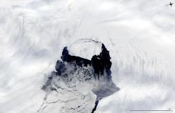 　ＮＡＳＡが１４日に公開した南極大陸のパインアイランド氷河から分離する氷山の衛星画像（ロイター＝共同）