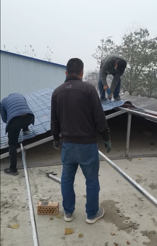 曾經班上淘氣包為老師修漏雨的房子加蓋樹脂瓦