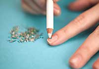 Colocar mini bijuterias