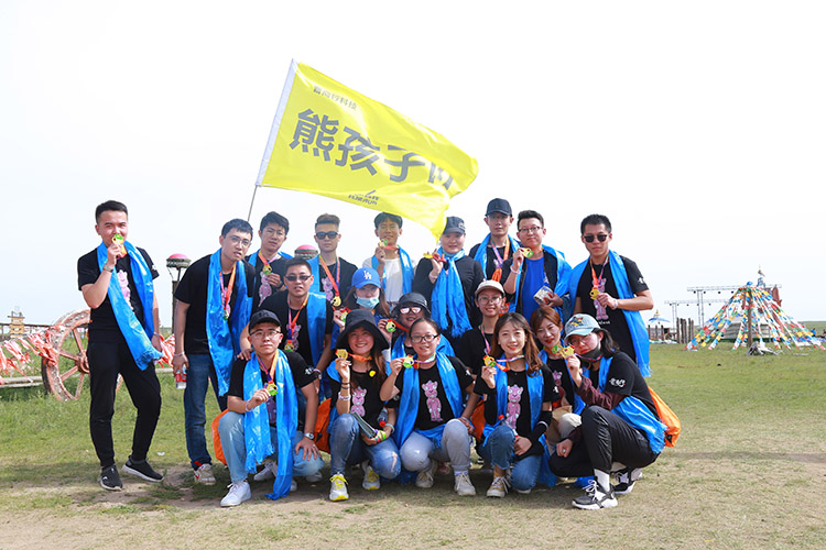 熊孩子隊達到終點合影