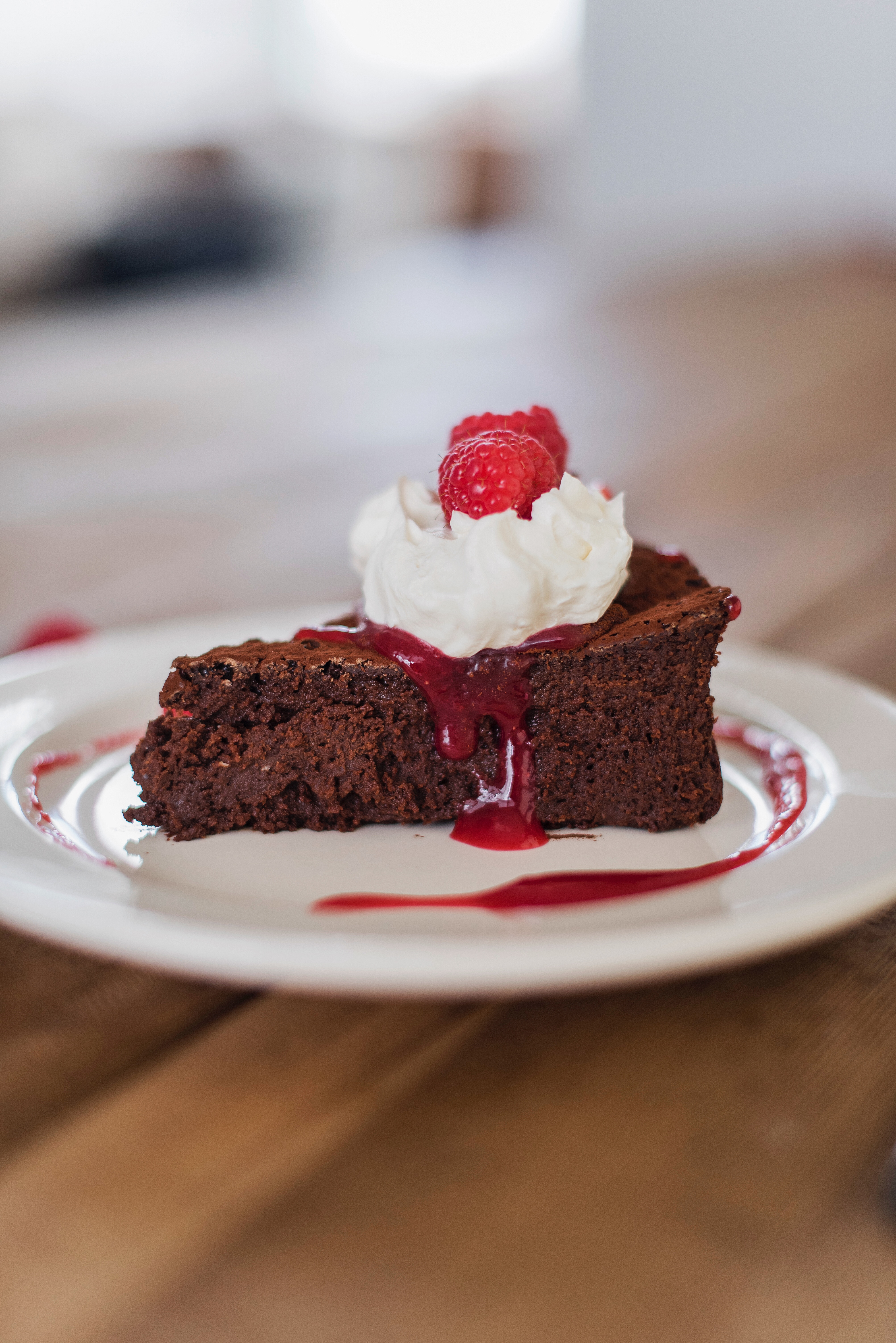 Flourless Chocolate Cake:  a rich, decadent chocolate cake, made with just 7 ingredients! #cakebycourtney #cake #flourlesschocolatecake #cakes #chocolatecake #easychocolatecakerecipe #flourlesschocolatecakerecipe