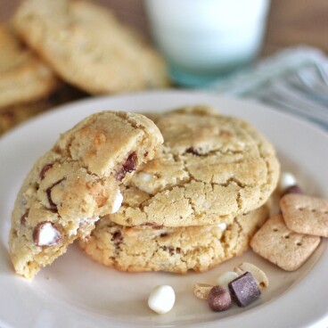 Brown Butter S'mores Cookies - delicious s'mores cookies made with brown butter and the #Target s'mores trail mix. #cakebycourtney #trailmix #smores #smorescookies #brownbuttercookies #brownbuttersmorescookies #cookierecipe #smorescookierecipe #cookies #easycookies