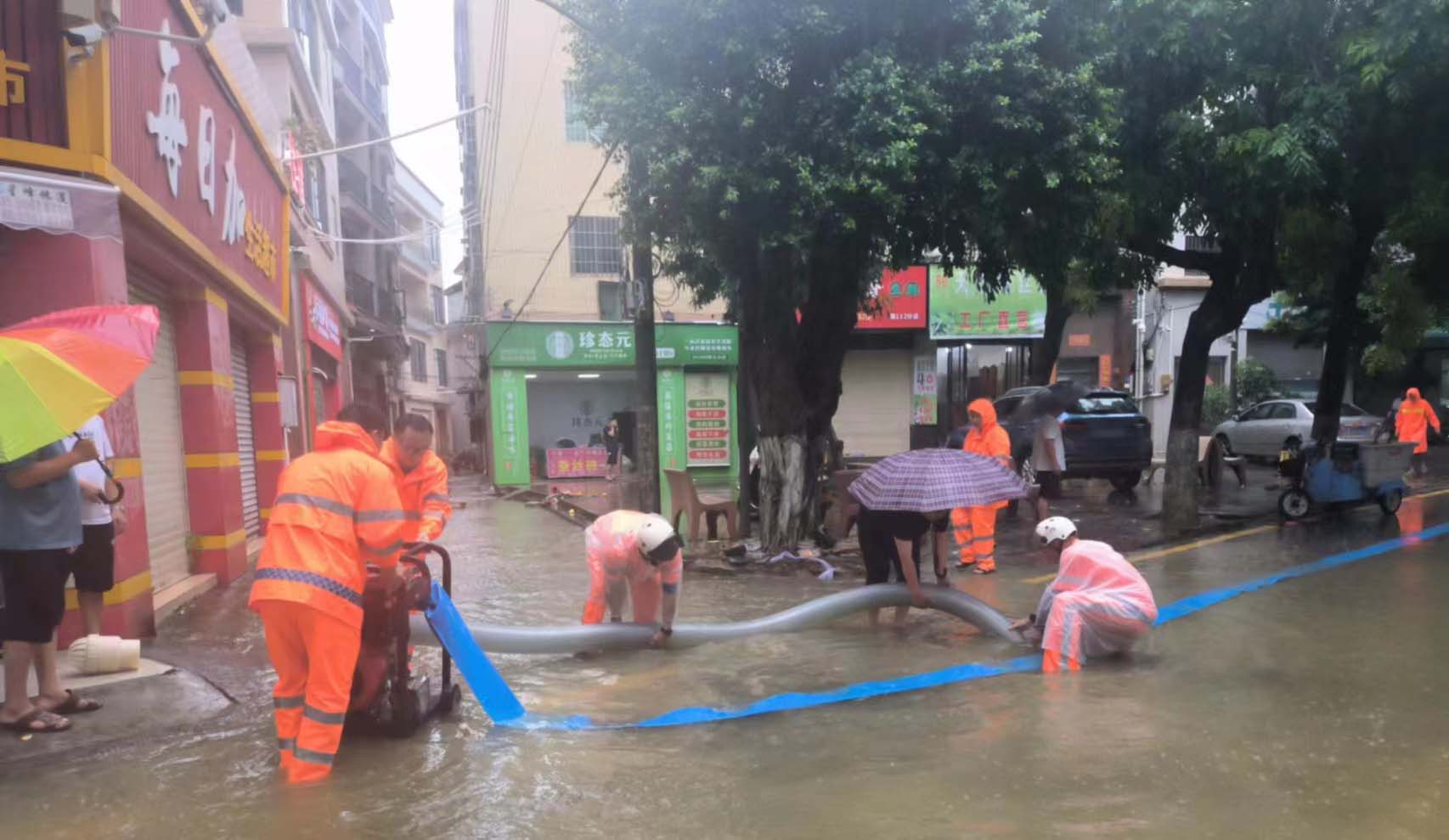 闻“汛”而动 | 风雨无阻，尊龙凯时人坚守一线守护城市安全