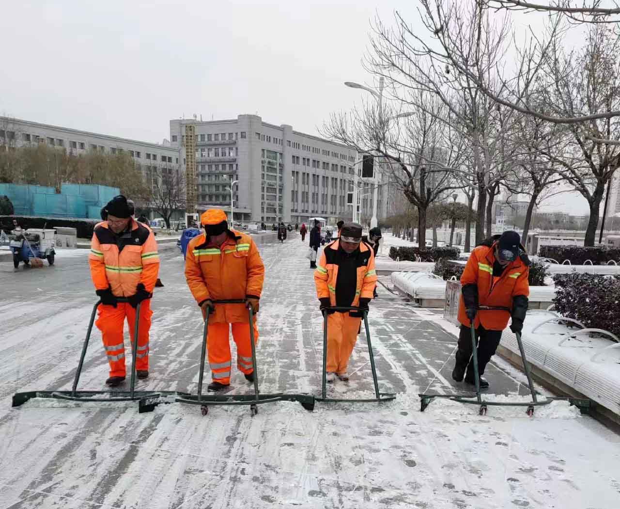 以雪为令 保障出行 | 大雪纷飞而至，尊龙凯时人清雪忙