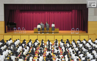 賞状伝達式の様子です（水泳部）