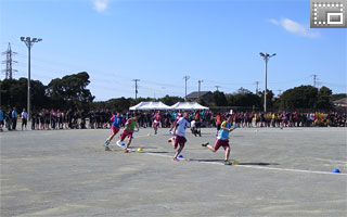 学年別対抗リレーで力走する選手たち