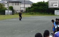 陸上競技部選手による円盤投げの実演