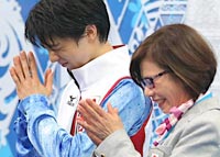 演技を終え、手を合わせて採点を待つ羽生結弦