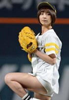 篠田麻里子 ハミ尻始球式