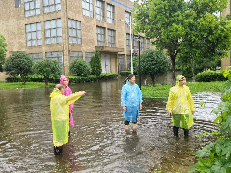 “汛”速出击  暴雨中筑牢“平安园区”