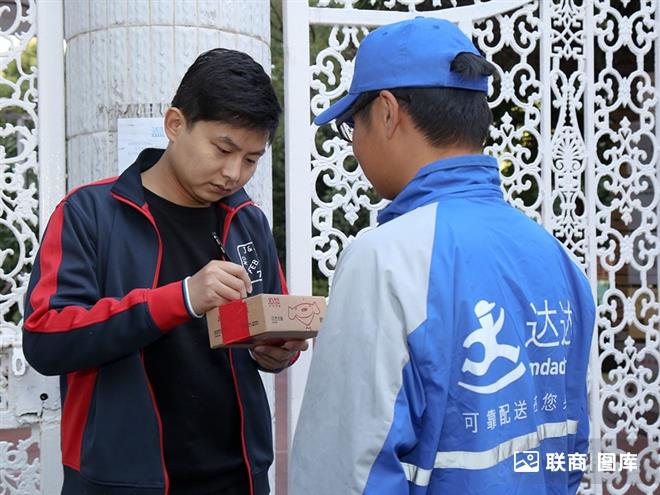 东莞超市花茶钢木货架定制：休闲零食O2O市场规模超10亿，线上销售增速为32％