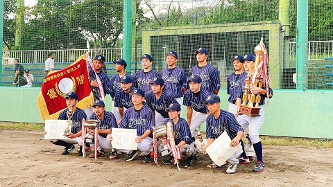 優勝チームの集合写真