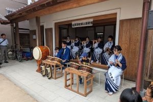 生徒と体験者がいっしょに演奏している写真