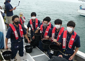 稚魚放流準備をする生徒の画像