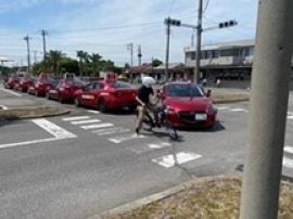 車と自転車の危険な場面の写真