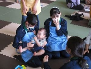 赤ちゃんが飲み物にさわっている写真