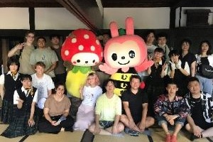 山武市のマスコットキャラクターたちを囲みながらみんなで記念撮影をしている写真