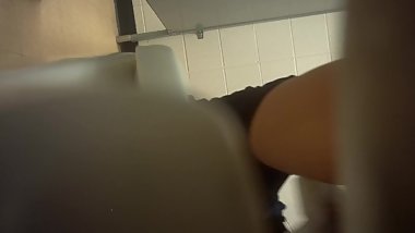 Spycam teen wc toil girl tinkles bathroom