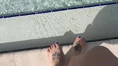 Kittys Feet go for a swim