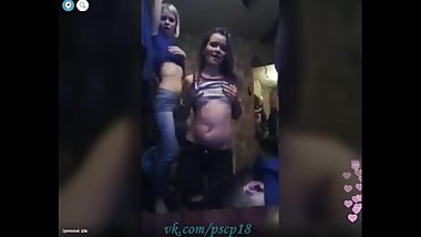 Two drunk Russian schoolgirls show pussy and boobs in the periscope