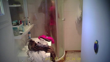 Ebony de 18 ans sous la douche Part 5