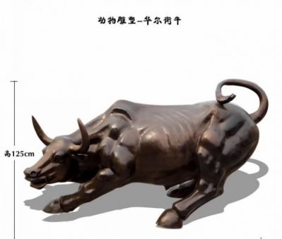 园林里摆放的一只半蹲的玻璃钢创意华尔街牛