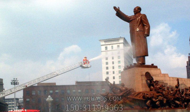 广场铜雕挥手的毛泽东<a href=