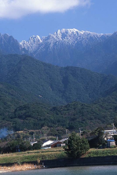 里から望む奥岳の峰(永田岳)