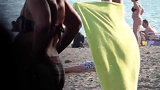 Beach voyeur captures a sexy slender babe in a tight bikini