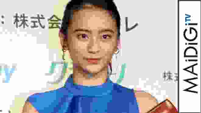 岡田結実、ミニワンピ姿で美脚大賞を受賞　私服は「年々、丈が短くなって…」　「第16回 クラリーノ美脚大賞2018」授賞式