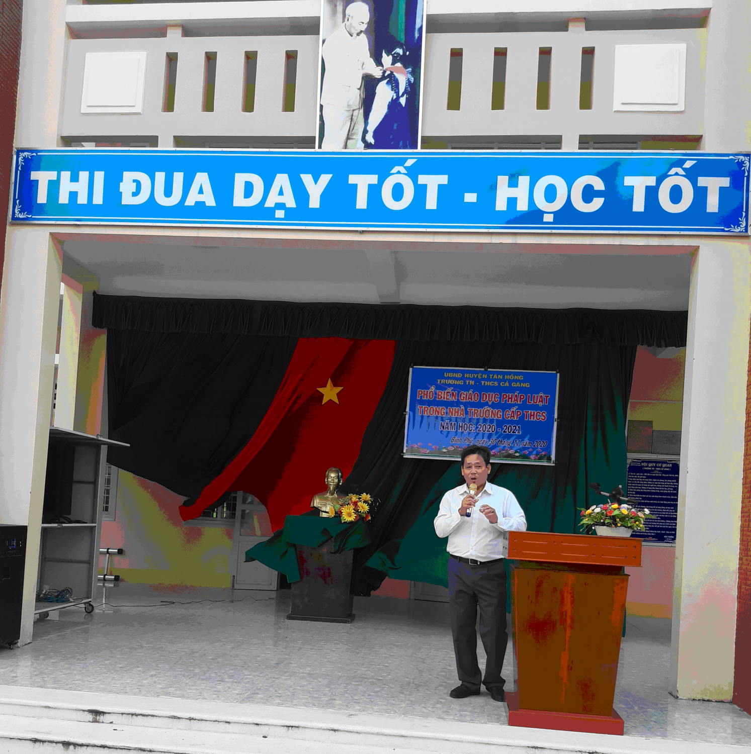 Thầy Trương Khắc Dũng chuyên viên phòng giáo dục và đào tạo đặt câu hỏi giao lưu với học sinh Thầy Trương Khắc Dũng.