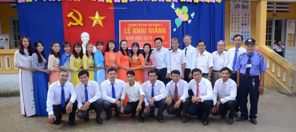 Tập thể giáo viên - nhân viên Trường TH Tân Phước 3 quyết tâm gặt hái thành tích trong năm học 2019 -2020