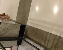 Polpinha da gostosa de shortinho subindo a escada