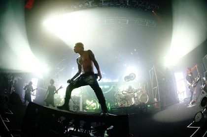 news_header_DIRENGREY_live02